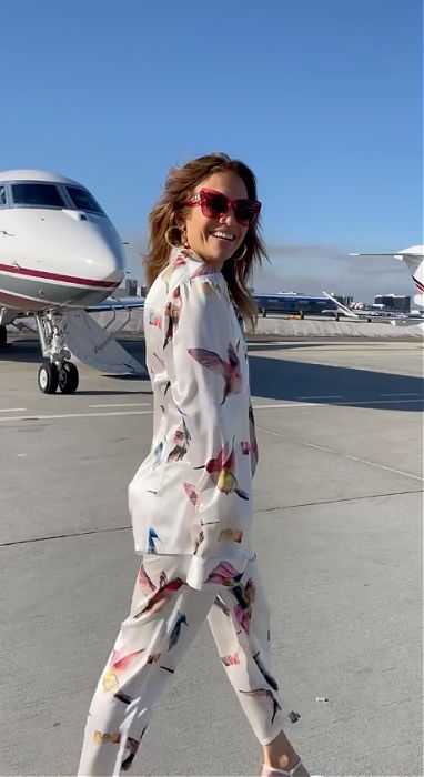 jennifer lopez private jet pink sunglasses chain