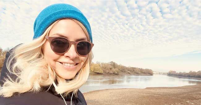 holly willoughby on holiday glasses0a