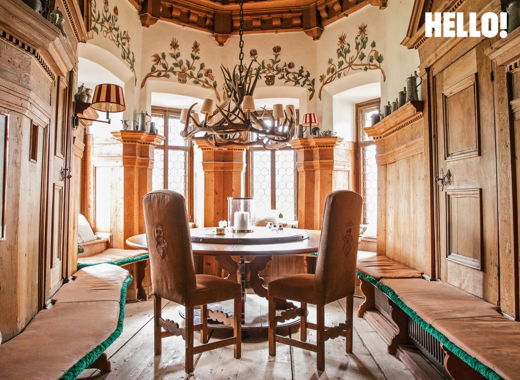 Une salle à manger intimiste à l'intérieur du château historique de Tratzberg en Autriche