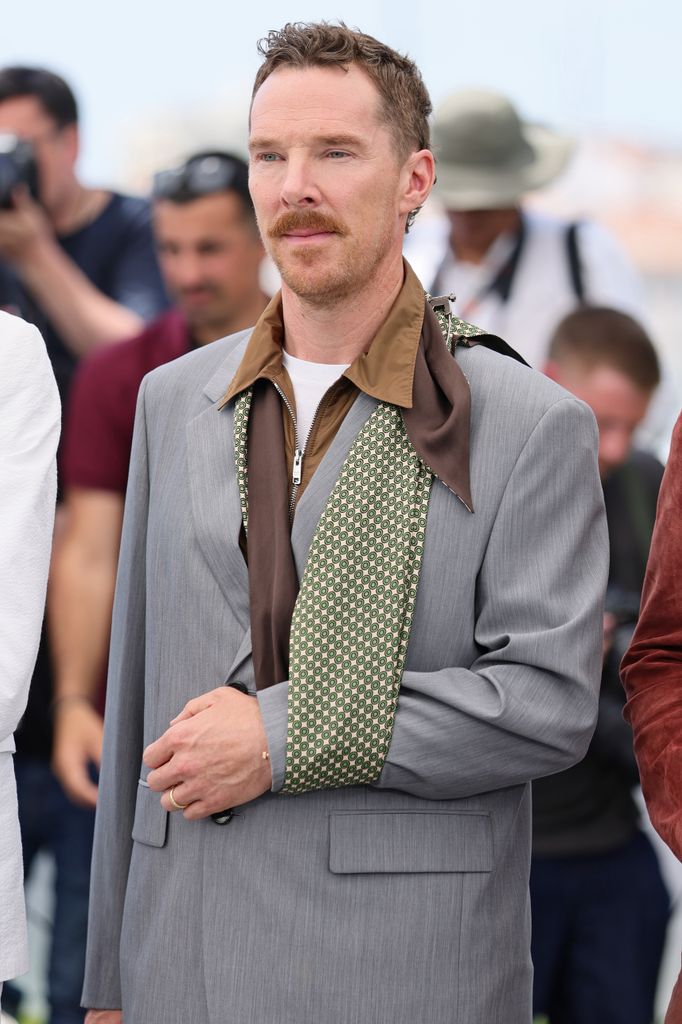 Benedict donned a stylish sling, in-keeping with the theme of his outfit 