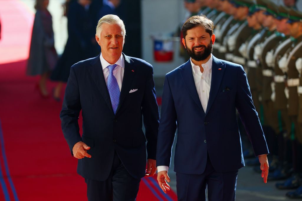 King Philippe walking with Chilean president Gabriel Boric