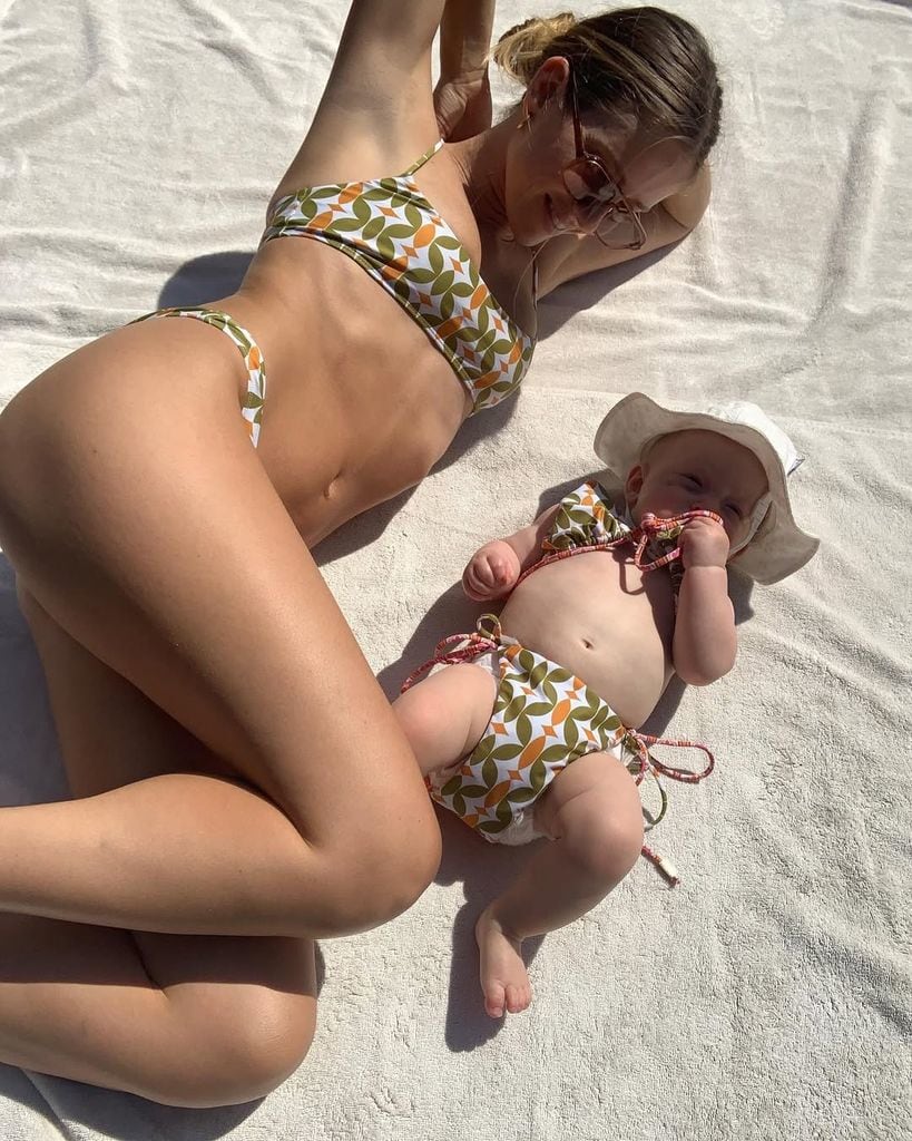 Lindsay posant dans son maillot de bain