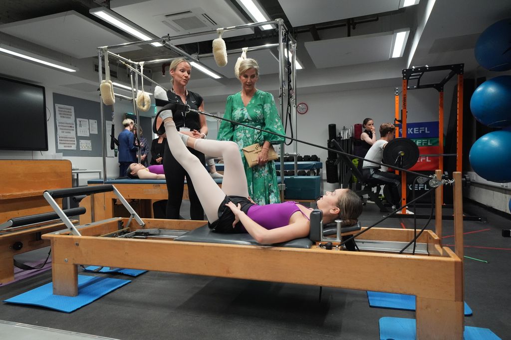 The Duchess of Edinburgh Mengamati Gadis Menggunakan Peralatan Gym