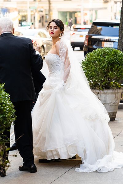 Selena Gomez Hits the 2015 Met Gala With an Elaborate Floral Headpiece