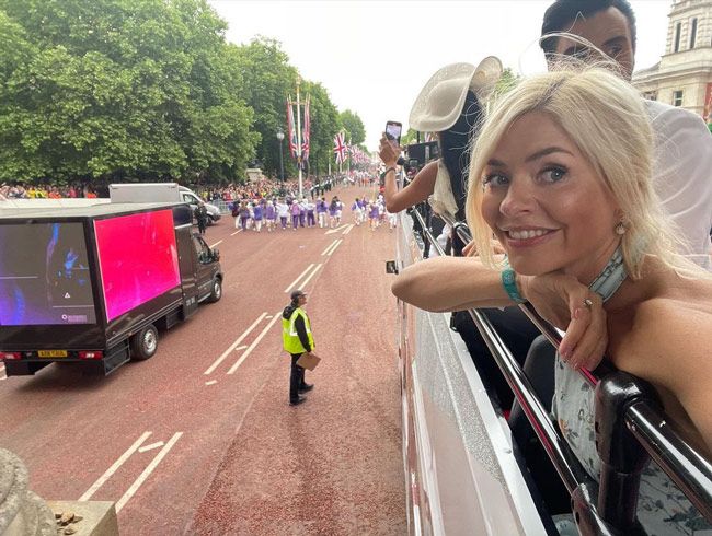 holly willoughby on open top bus