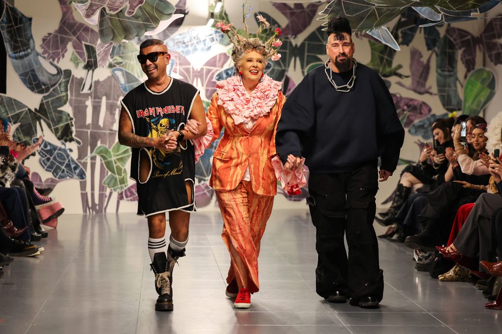 Dame Prue Leith, 86 ans, subit une transformation incroyable alors qu'elle ouvre la Fashion Week de Londres 3 Une photo de Prue Leith défilant sur un podium avec les créateurs de mode Omi et Vin