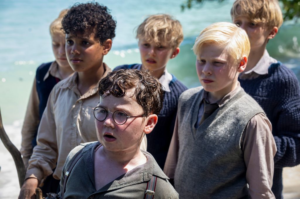 groupe de jeunes garçons sur l'île