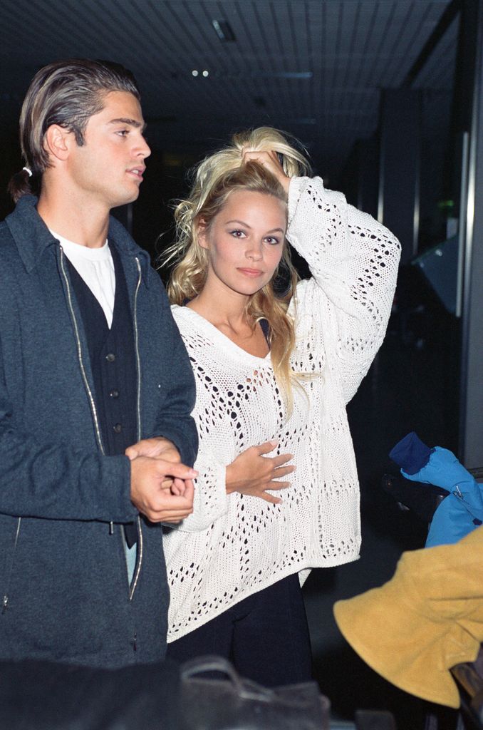 Pamela Anderson vestindo um suéter branco no Aeroporto de Heathrow, em Londres, terça-feira, 19 de janeiro de 1993