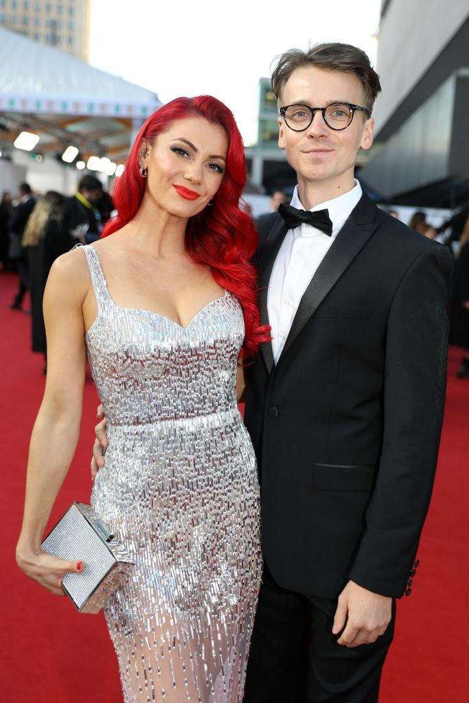 Dianne Buswell e Joe Sugg participam do EE BAFTA Film Awards 2023 no Royal Festival Hall em 19 de fevereiro de 2023 em Londres, Inglaterra