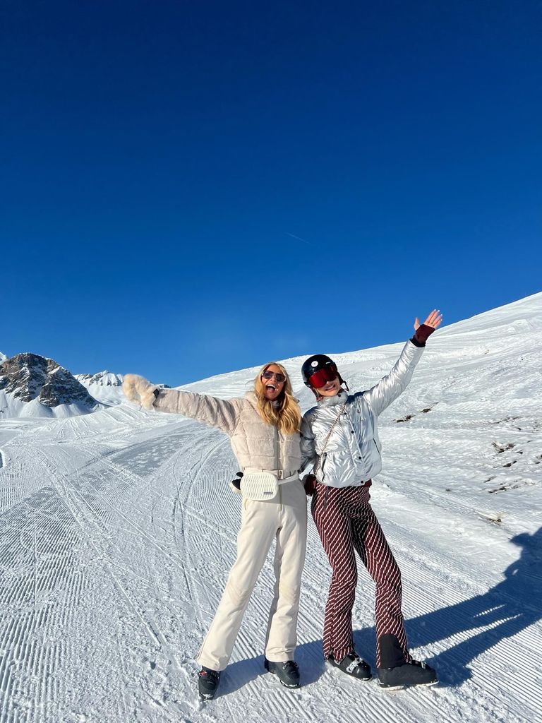 A photo of Tess Daly and her daughter Phoebe skiing
