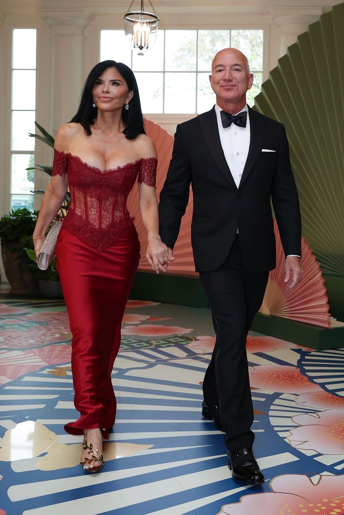 O fundador da Amazon, Jeff Bezos (R), e sua noiva Lauren Sanchez chegam à Casa Branca para um jantar oficial