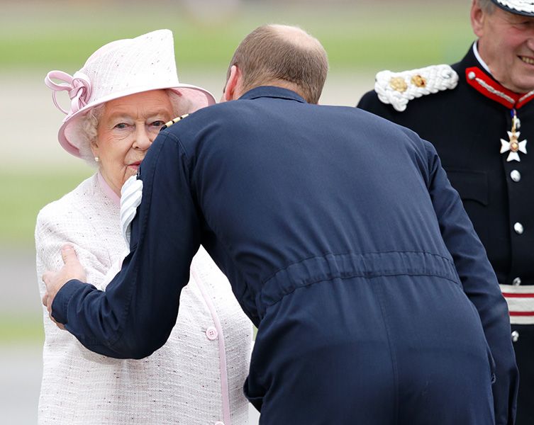 queen and william kiss