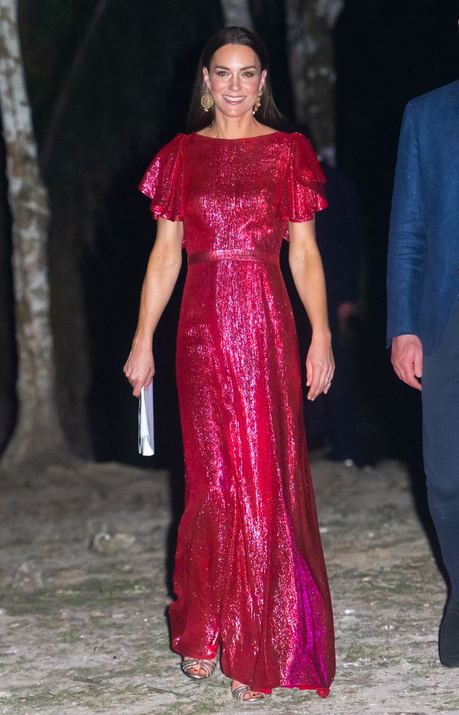 Princesa Kate em um longo vestido rosa brilhante