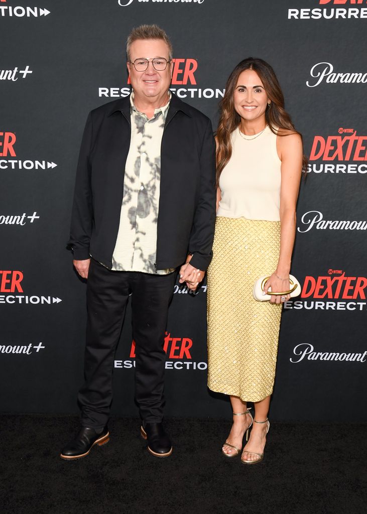 photo of eric stonestreet holding hands with lindsay schweitzer on red carpet