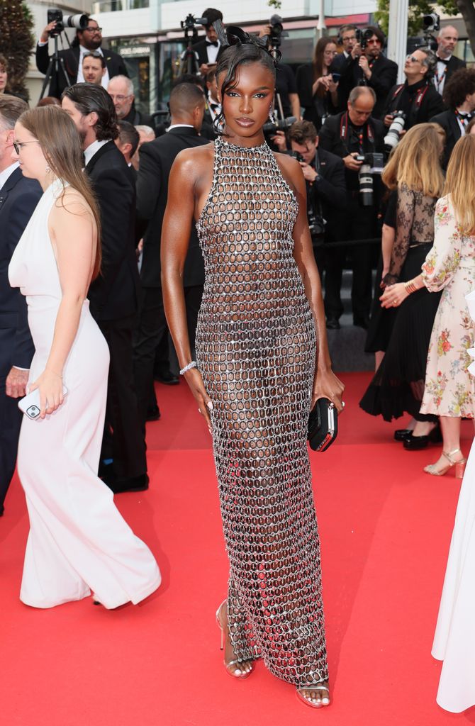 leomie anderson in chainmal dress