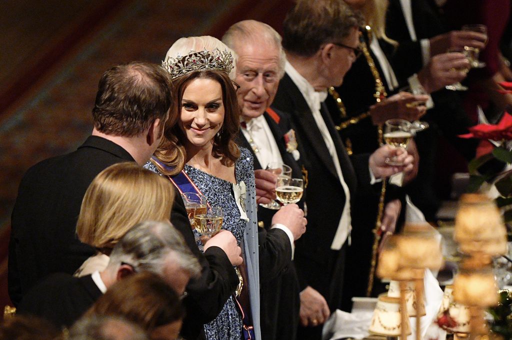 Kate Middleton s'adressant à un homme lors d'un banquet d'État