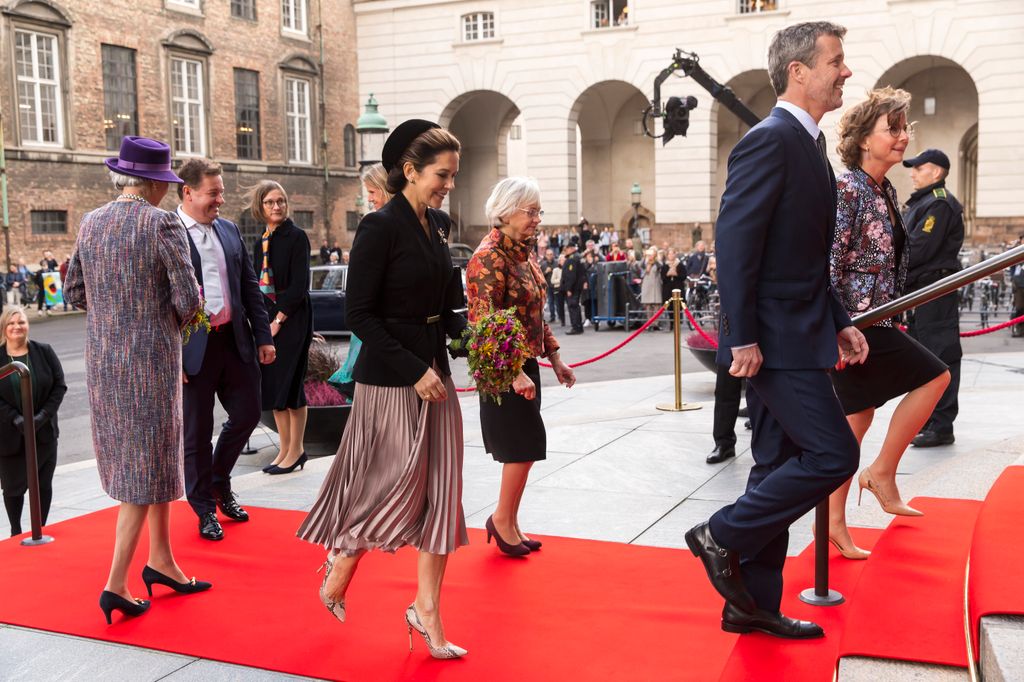 Rainha Mary entrando no Parlamento com a realeza