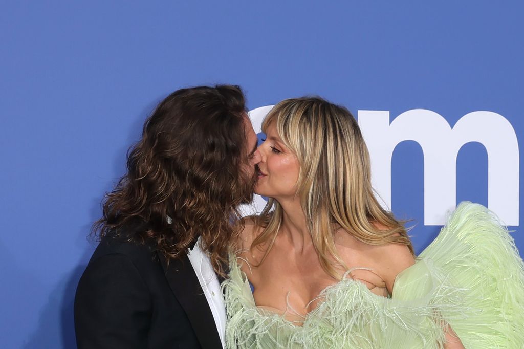 heidi klum and husband tom kaulitz kissing on blue carpet amfar gala cannes
