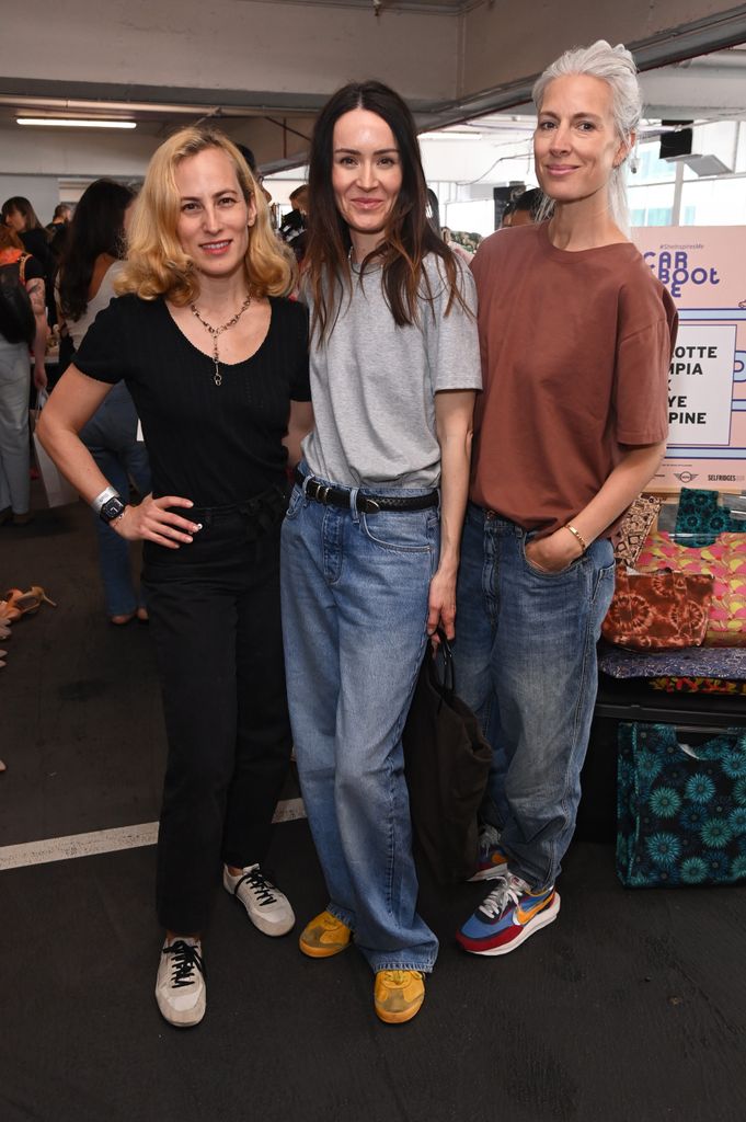 Charlotte Dellal, Alex Eagle et la rédactrice adjointe de la vogue britannique Sarah Harris, se présenteront en lâches en londres l'événement de mode de démarrage de London Curve, avec un jean surdimensionné, des t-shirts classiques et des entraîneurs colorés. Leur tenue décontractée donne l'énergie d'une fille facile.