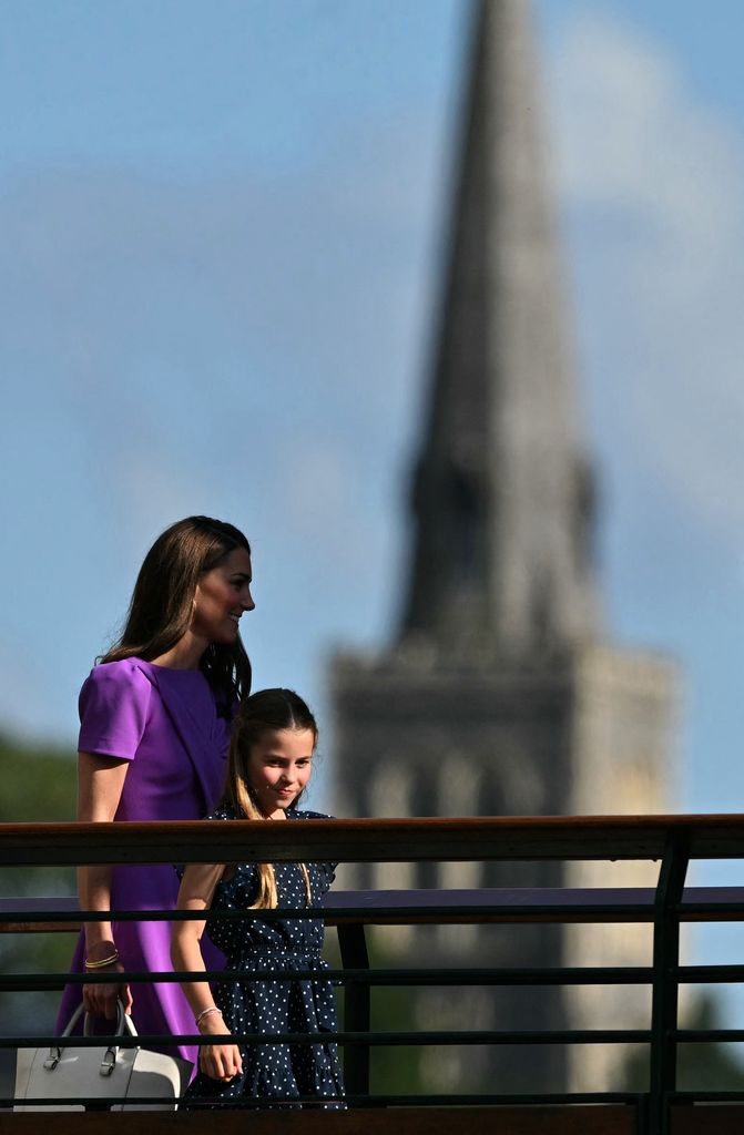 Princesa de Gales com a Princesa Charlotte na foto saindo da quadra central no Campeonato de Wimbledon de 2024