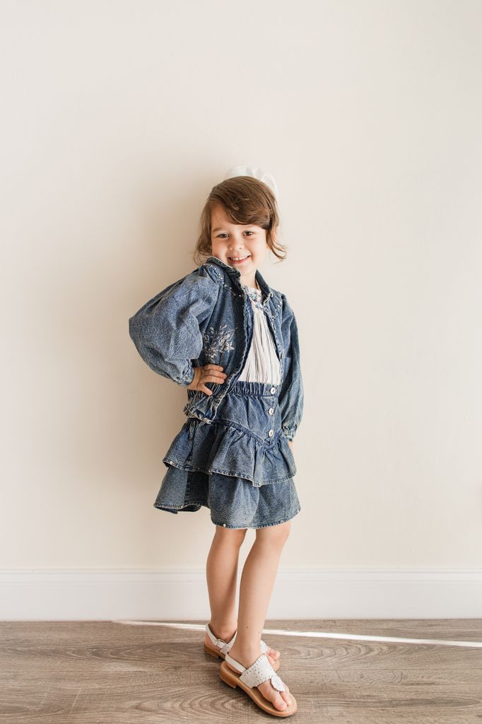 La jupe en jean «adaptée à l'âge» de la princesse Charlotte est un classique durable 1 petite fille portant des jupes en jean