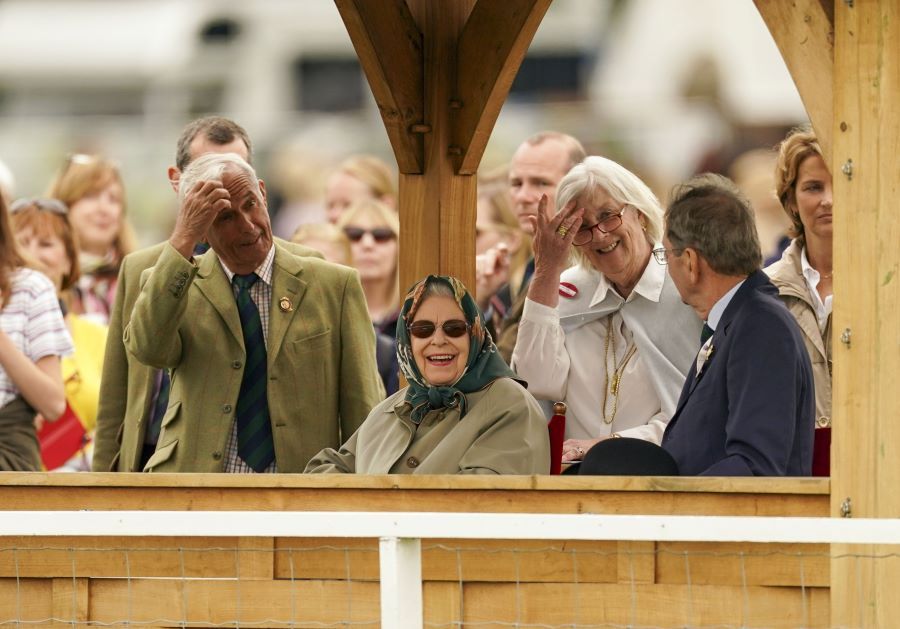 queen crowd windsor horse show