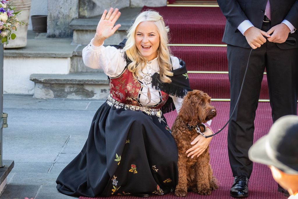Kronprinsesse Mette Marit fikk selskap av familiens kjæledyrhund, Molly.