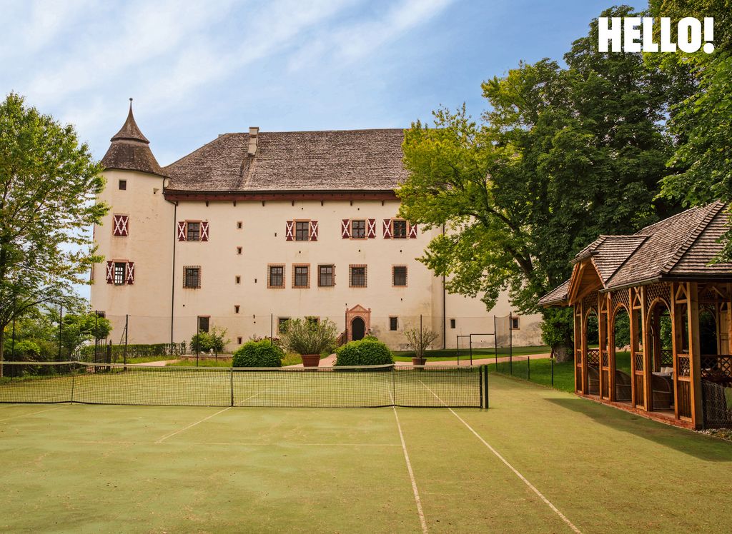 La cour extérieure avec un court de tennis dans le château historique de Tratzberg en Autriche