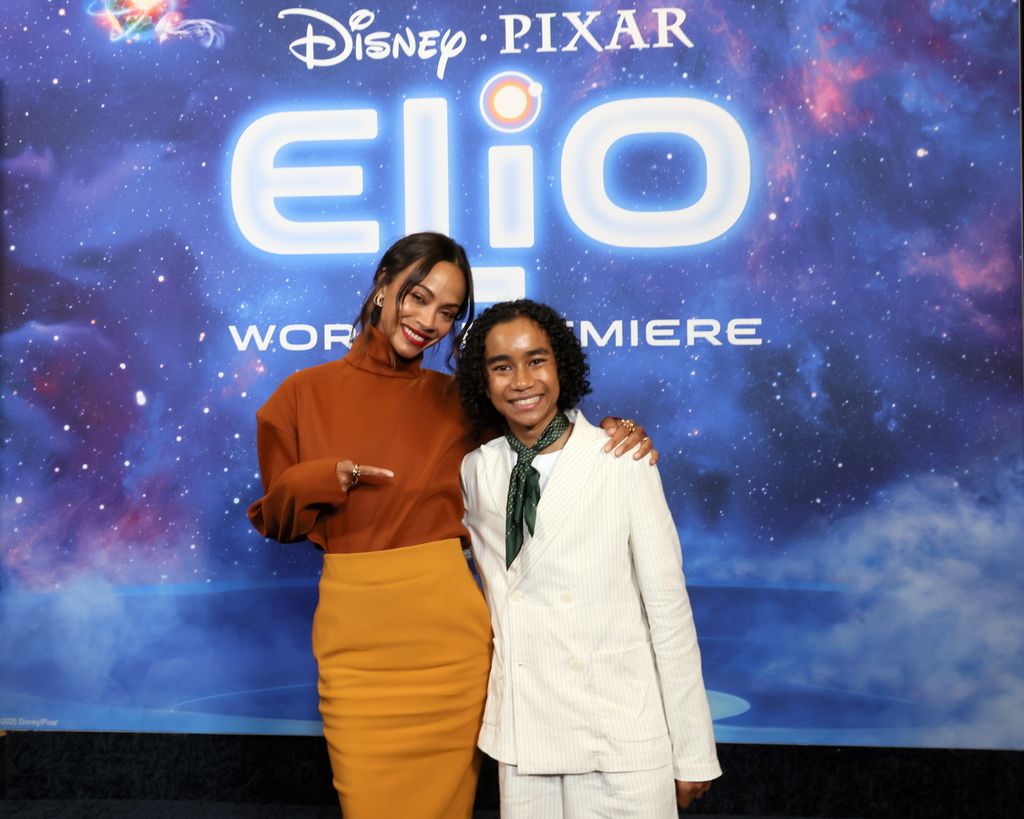 Zoe joue tante Olga à Elio, jouée par Yonas Kibreab