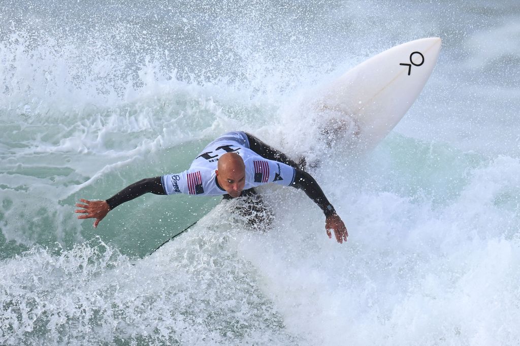 Kelly Slater surfing 