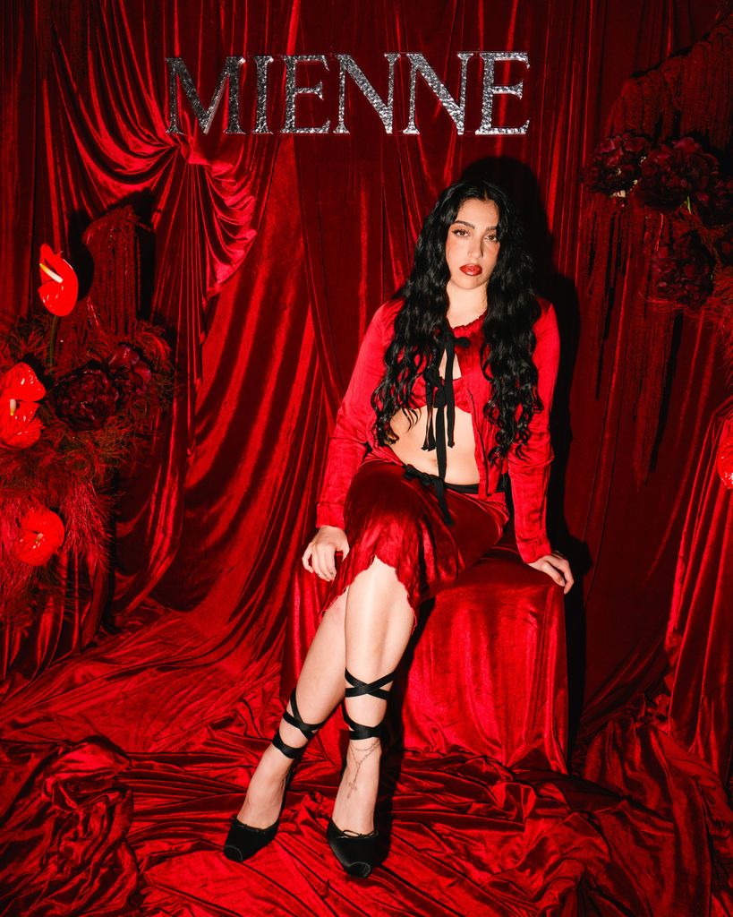 Lourdes Leon en tuberías rojas se sienta en la habitación roja