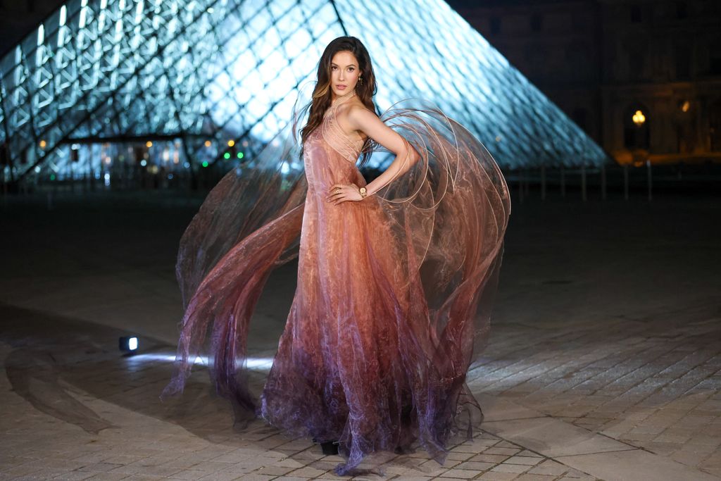 Eileen Gu change de vitesse après les Jeux olympiques et est époustouflante dans sa robe incontournable pour une sortie à Paris 1 Eileen Gu attends the Grand Dîner du Louvre at Musee du Louvre on March 03, 2026 in Paris, France