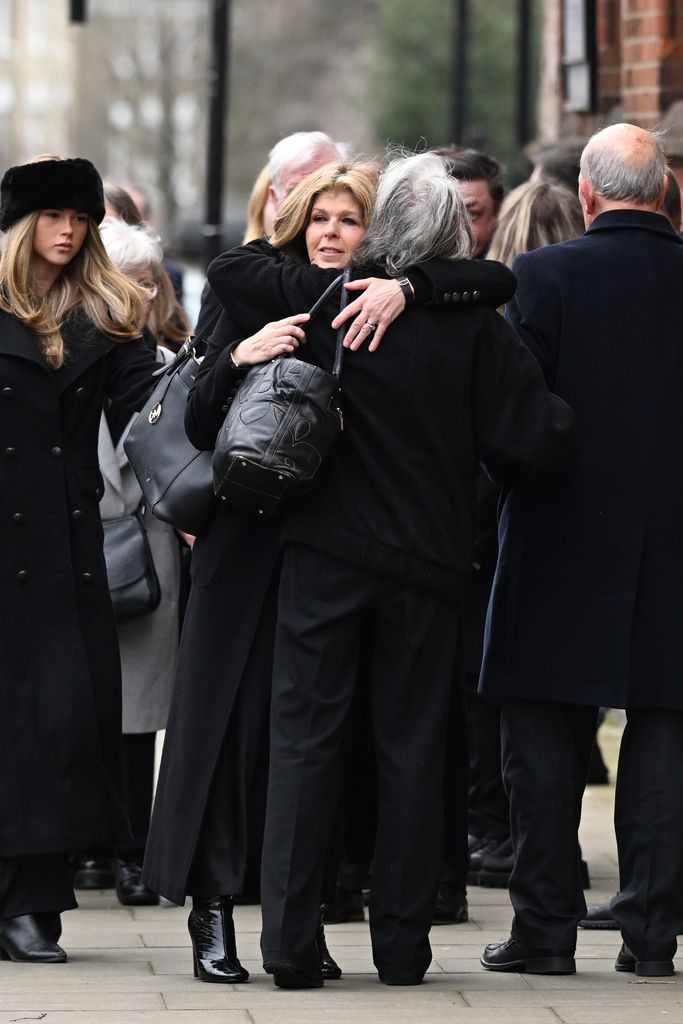Kate Garraway foi vista abraçando alguns membros de sua família antes do culto