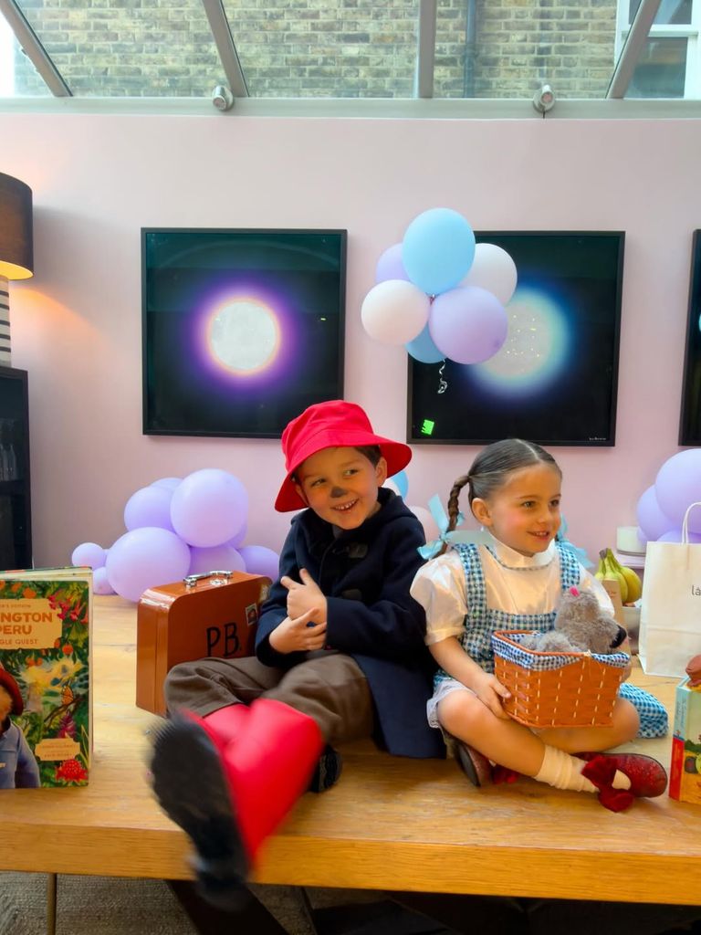 Les enfants d'Ashley James en tenues d'ours Paddington et de magicien d'Oz sur leur table de petit-déjeuner