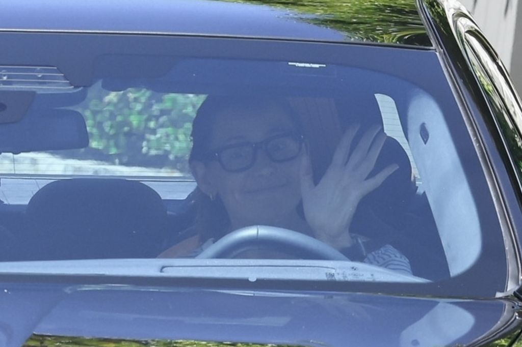 Jennifer Garner is all smiles as she exits Ben Affleck's house after wishing him a happy 52nd birthday