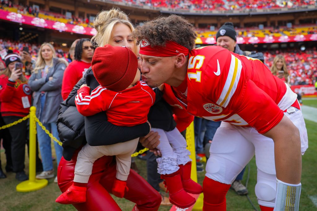 patrick mahomes kissing son bronze after nfl game