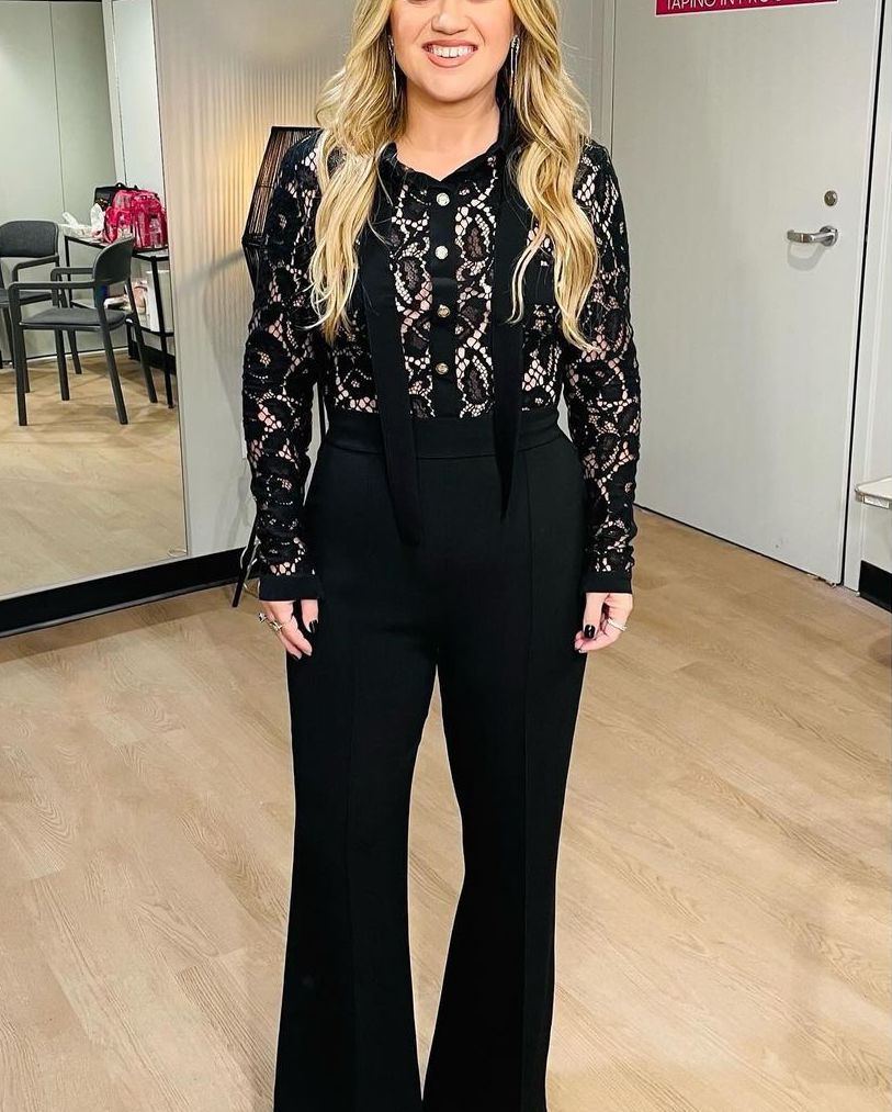 Kelly Clarkson poses for the camera in a dressing room