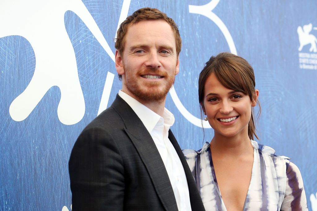 VENISE, ITALIE - 01 SEPTEMBRE : les acteurs Alicia Vikander et Michael Fassbender assistent à une séance photo pour « La lumière entre les océans » lors du 73e Festival du film de Venise, le 1er septembre 2016 à Venise, Italie. (Photo de Franco Origlia/Getty Images)