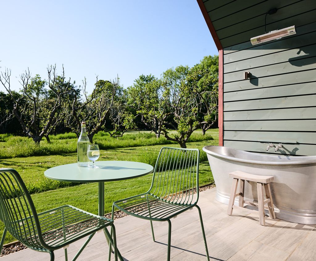Outside patio with outside bath and dining area