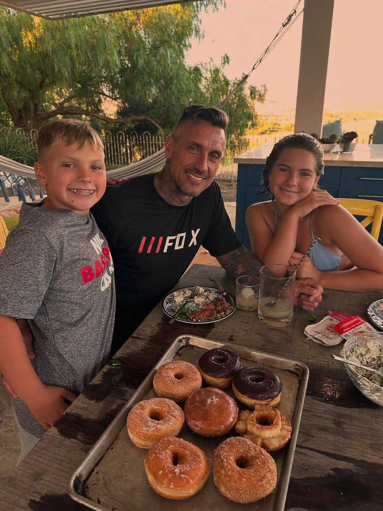 Les deux enfants de Pink et Carey Hart Willow et Jameson à la maison avec leur père le jour de son anniversaire 