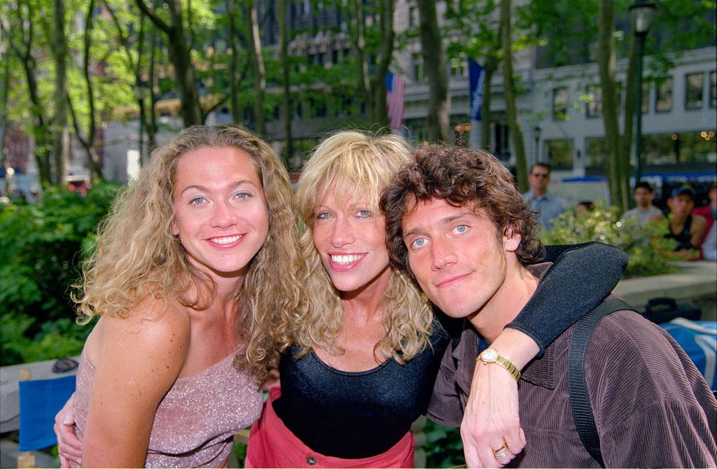 Carly Simon poses with her daughter Sally Taylor and her son Ben Taylor after a performance on Good Morning America (GMA) in Bryant Park on May 16, 2000 in New York, New York