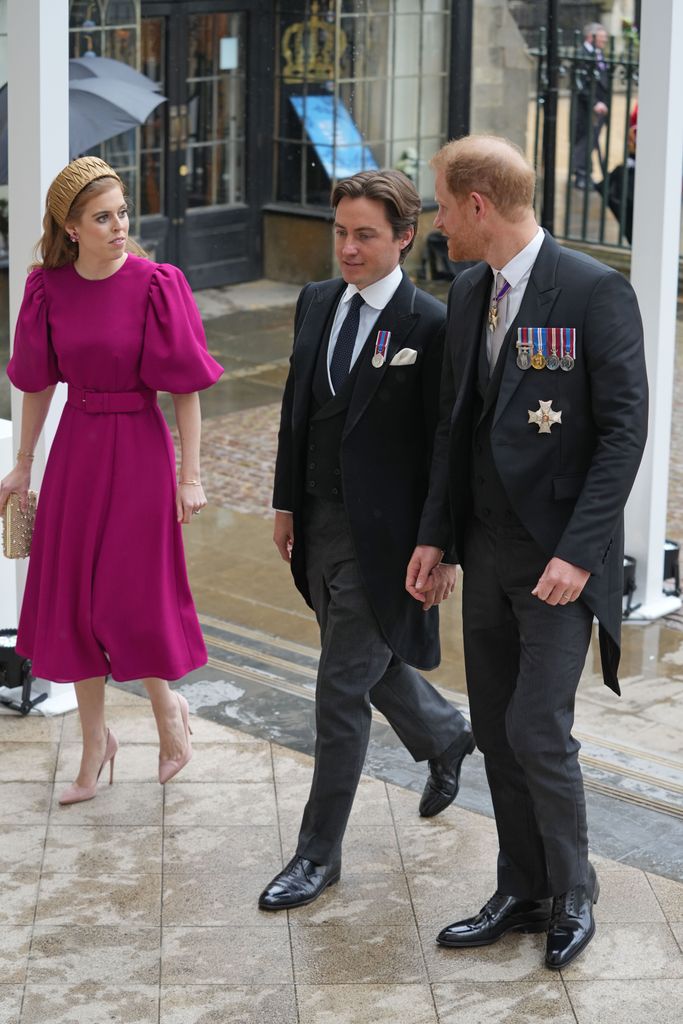 Beatrice e seu marido Edoardo Mapelli Mozzi na coroação do rei Carlos III e da rainha Camilla em 2023, usando um vestido fúcsia Beulah London