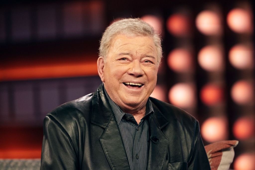 William Shatner portant une veste en cuir et une chemise noire tout en apparaissant sur le Kelly Clarkson Show pour interview