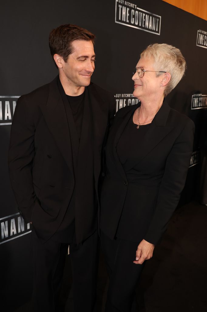 Jamie Lee Curtis expose ses sous-vêtements pour une bonne cause alors qu'elle est sur la banquette arrière de la limousine : "Mes faiseurs d'argent" 3 Jamie Lee Curtis et Jake Gyllenhaal souriant