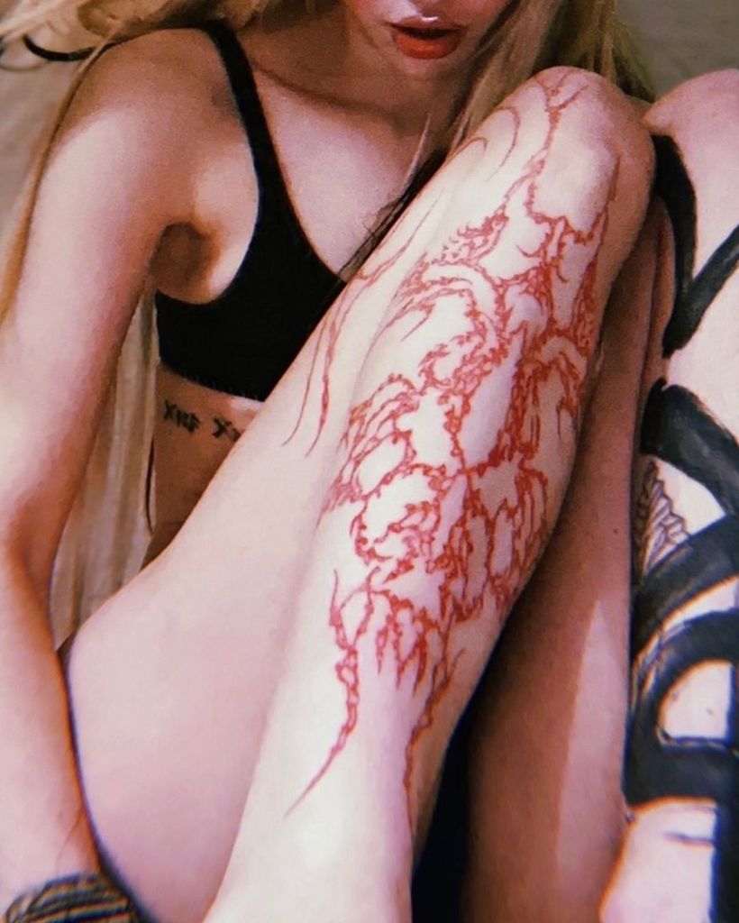 Grimes unveils large back tattoo of beautiful alien scars