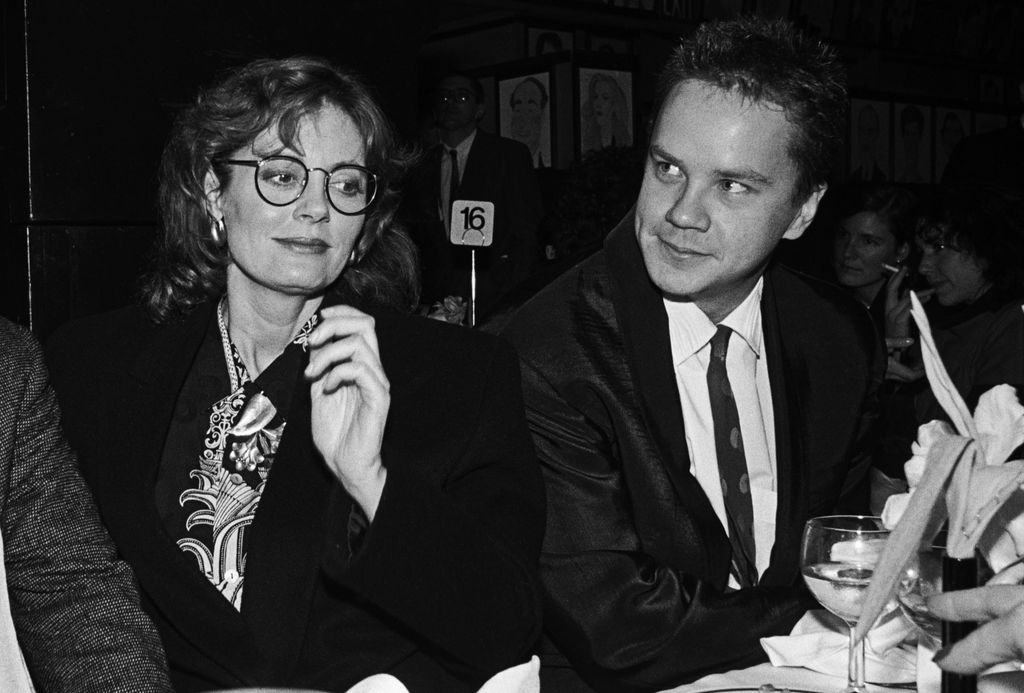   American actress Susan Sarandon (L) and American actor Tim Robbins (R) at the New York Film Critics Awards at Sardi's on January 15, 1989 in New York City, New York. (Photo by Catherine McGann/Getty Images) 