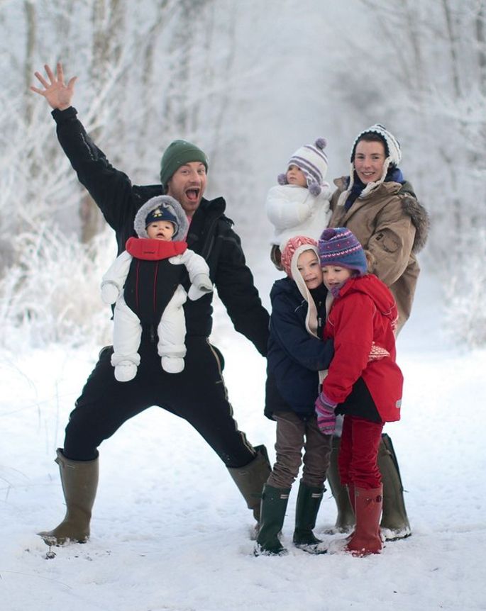 Jamie Oliver and Jools Oliver with four young children