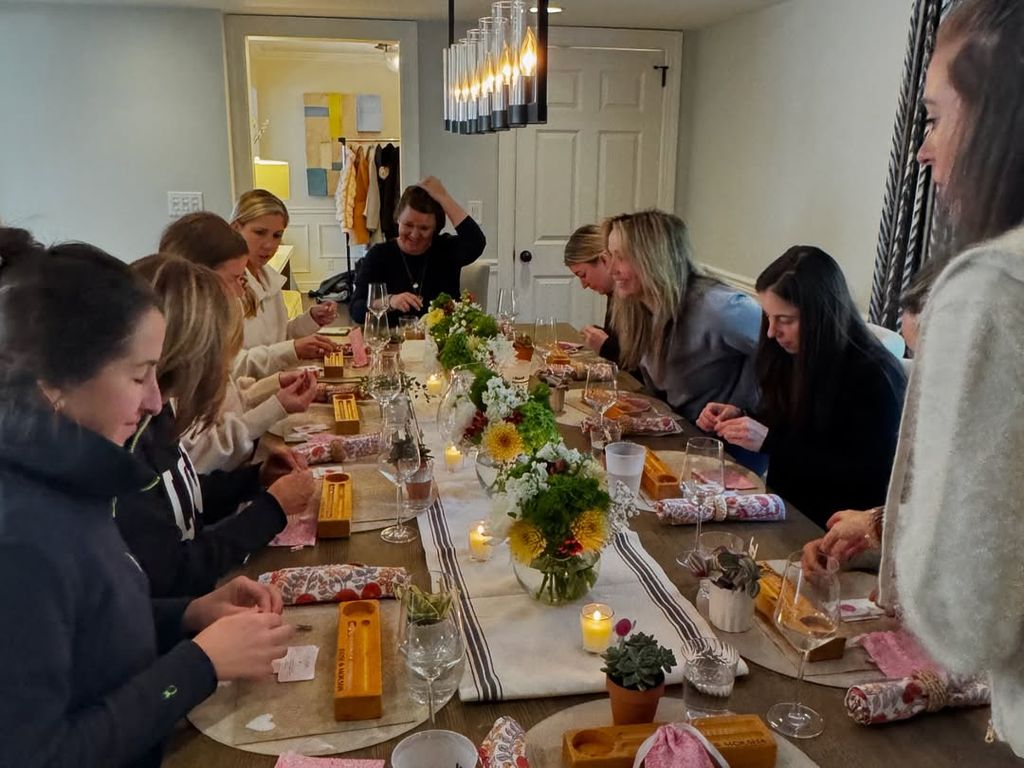 Hoda with her friends at the bracelet making workshop 