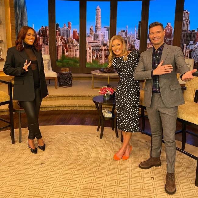 kelly ripa dotted dress pregnant eve