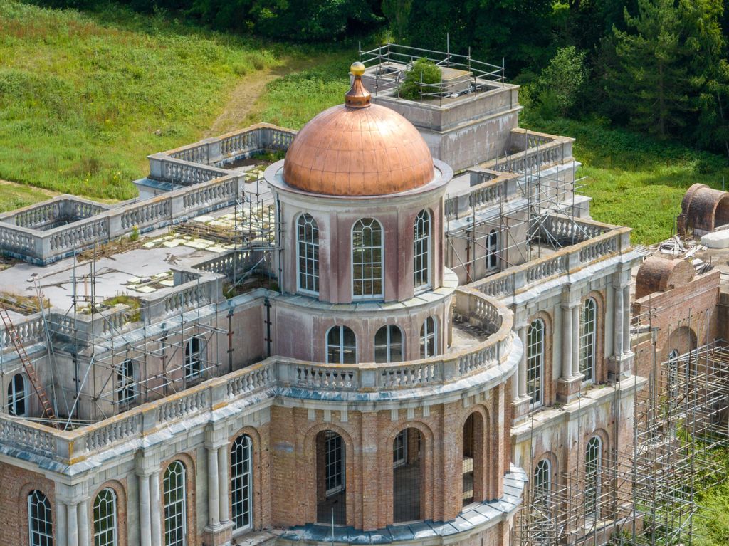 La propriété est entourée d'échafaudages 